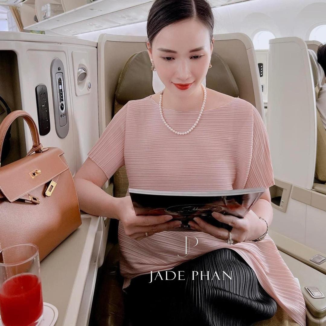 Set áo nhiều màu và chân váy ĐenKatle Holly xếp ly, bộ áo và chân váy bút chì — ảnh 1